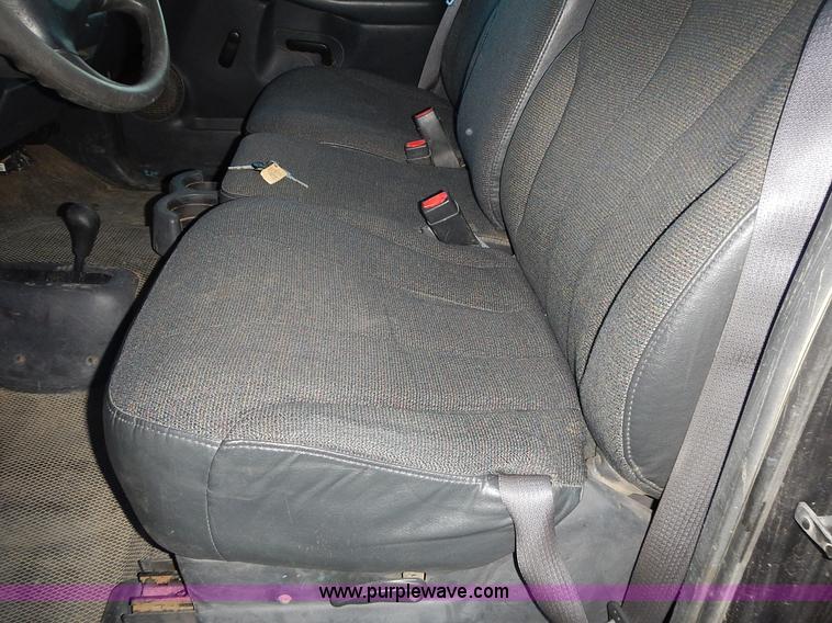 image for item L3585 2002 Chevrolet Silverado 1500 pickup truck