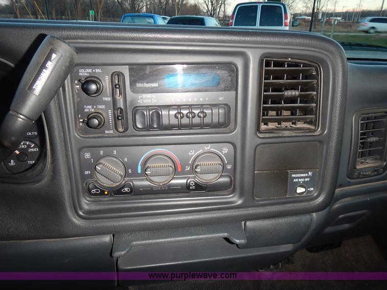 image for item L3585 2002 Chevrolet Silverado 1500 pickup truck