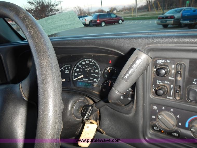 image for item L3585 2002 Chevrolet Silverado 1500 pickup truck