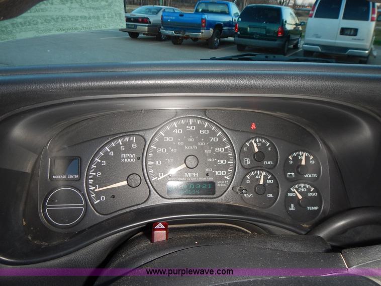 image for item L3585 2002 Chevrolet Silverado 1500 pickup truck