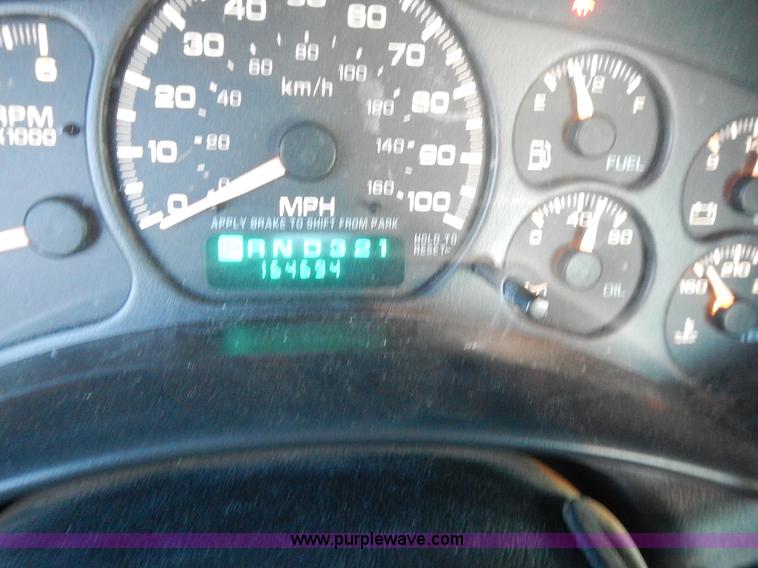 image for item L3585 2002 Chevrolet Silverado 1500 pickup truck