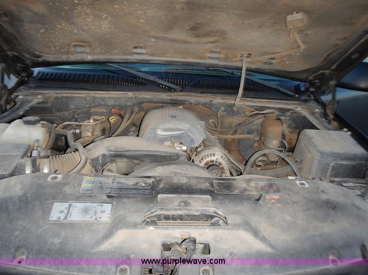 image for item L3585 2002 Chevrolet Silverado 1500 pickup truck