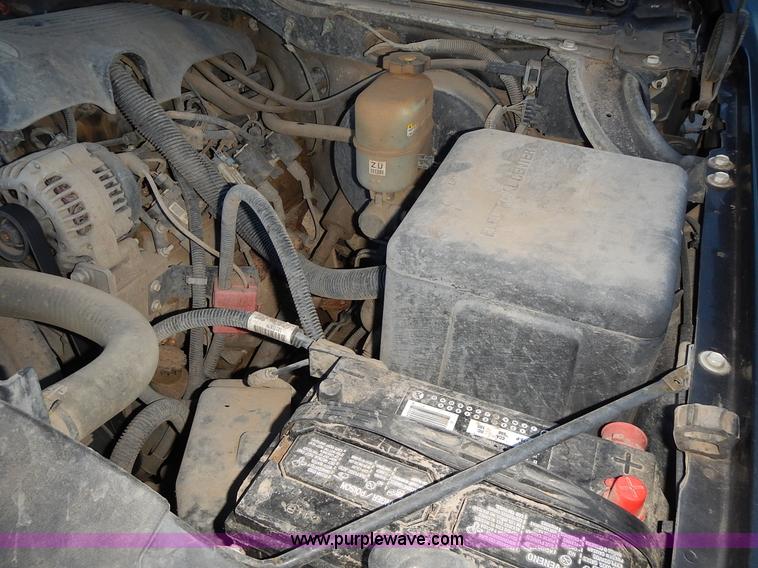 image for item L3585 2002 Chevrolet Silverado 1500 pickup truck