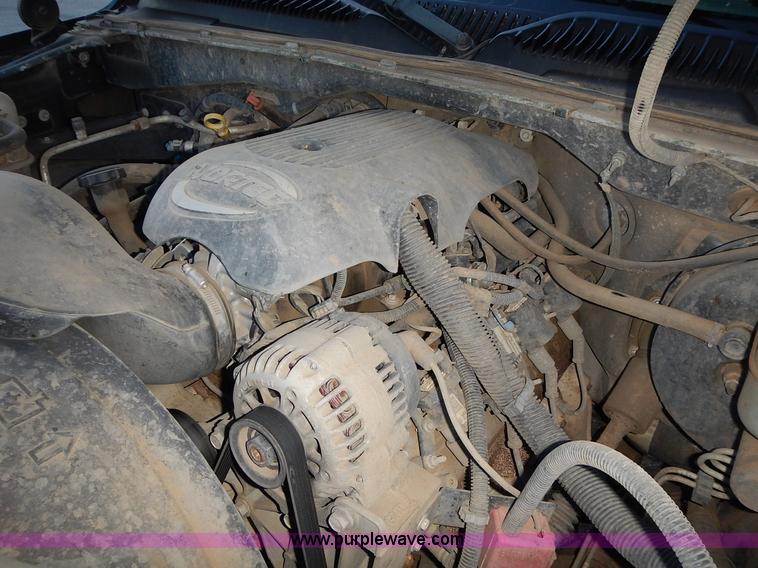 image for item L3585 2002 Chevrolet Silverado 1500 pickup truck