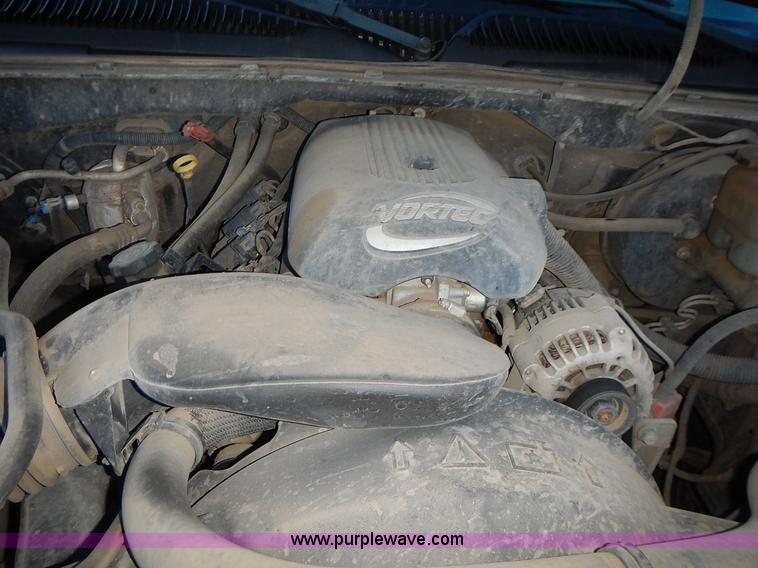 image for item L3585 2002 Chevrolet Silverado 1500 pickup truck