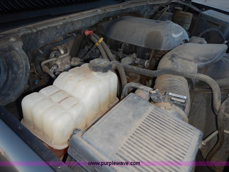 image for item L3585 2002 Chevrolet Silverado 1500 pickup truck