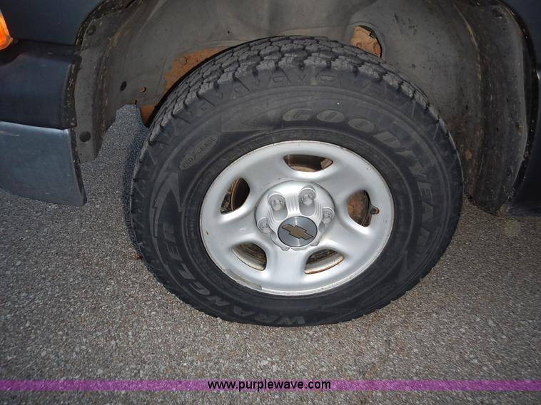 image for item L3585 2002 Chevrolet Silverado 1500 pickup truck