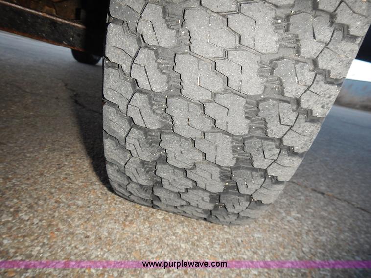 image for item L3585 2002 Chevrolet Silverado 1500 pickup truck