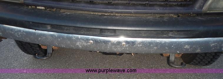 image for item L3585 2002 Chevrolet Silverado 1500 pickup truck