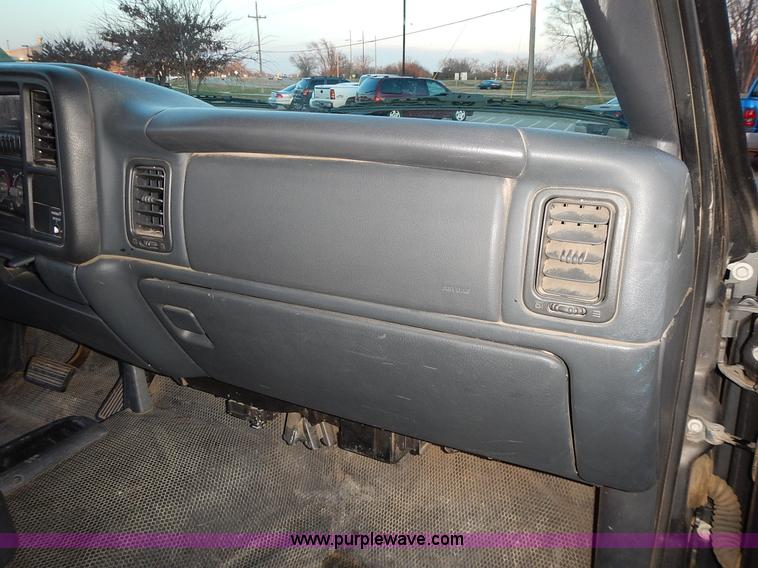 image for item L3585 2002 Chevrolet Silverado 1500 pickup truck