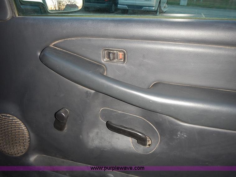 image for item L3585 2002 Chevrolet Silverado 1500 pickup truck