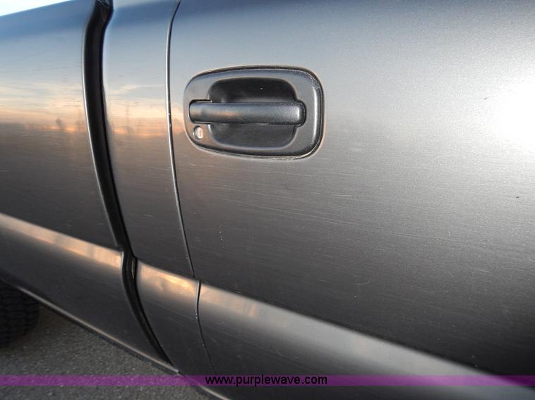 image for item L3585 2002 Chevrolet Silverado 1500 pickup truck