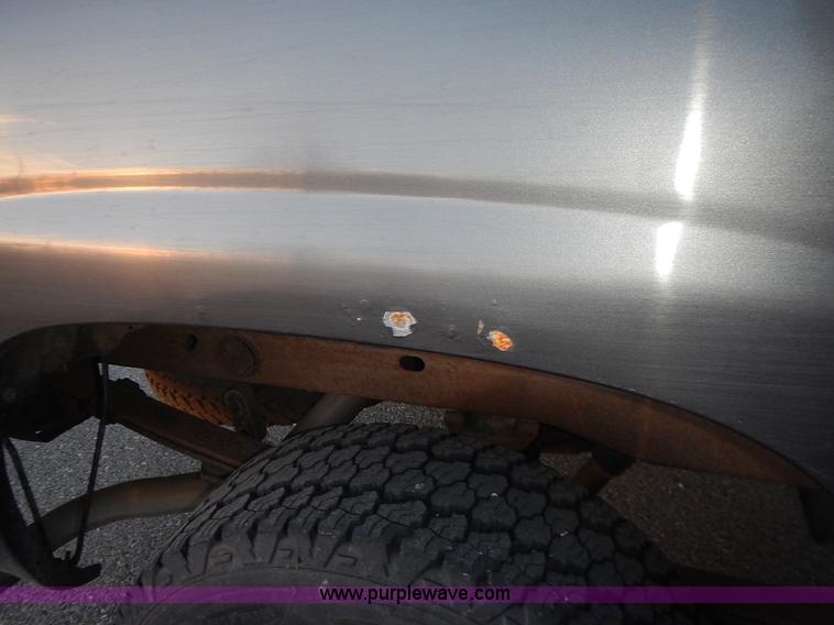 image for item L3585 2002 Chevrolet Silverado 1500 pickup truck