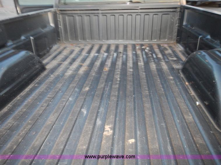 image for item L3585 2002 Chevrolet Silverado 1500 pickup truck