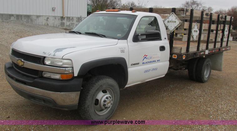 image for item L4131 2001 Chevrolet Silverado 3500 flatbed pickup truck