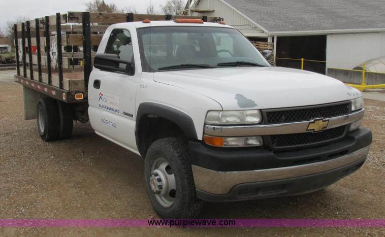 image for item L4131 2001 Chevrolet Silverado 3500 flatbed pickup truck