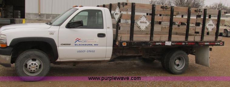 image for item L4131 2001 Chevrolet Silverado 3500 flatbed pickup truck