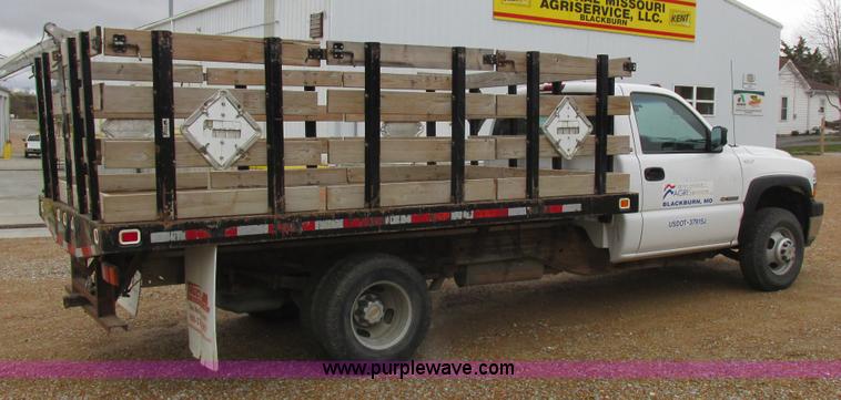 image for item L4131 2001 Chevrolet Silverado 3500 flatbed pickup truck