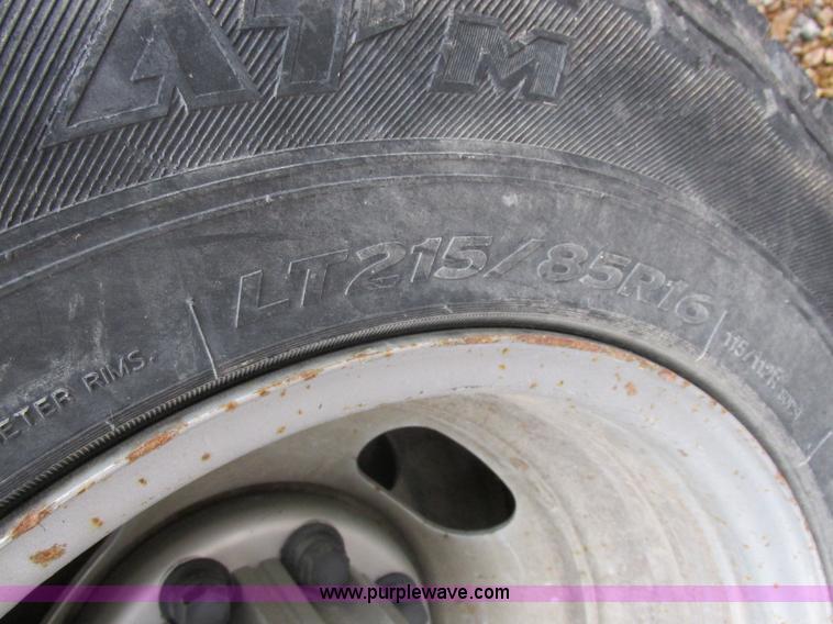 image for item L4131 2001 Chevrolet Silverado 3500 flatbed pickup truck