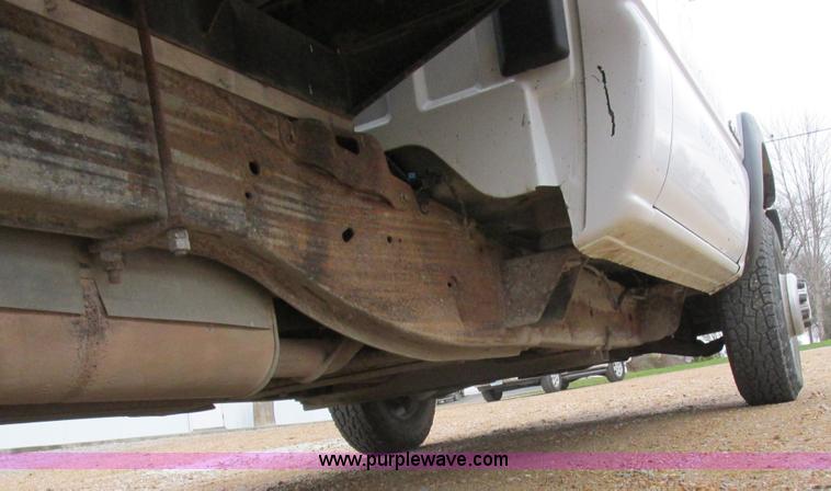 image for item L4131 2001 Chevrolet Silverado 3500 flatbed pickup truck