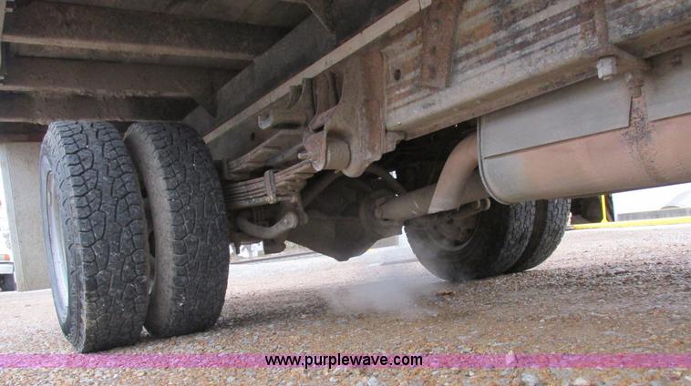 image for item L4131 2001 Chevrolet Silverado 3500 flatbed pickup truck