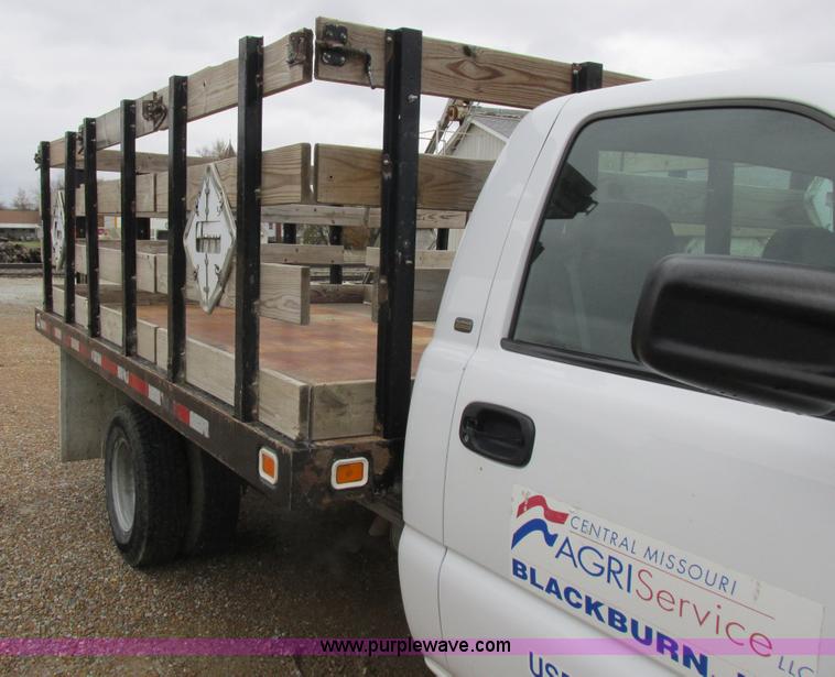 image for item L4131 2001 Chevrolet Silverado 3500 flatbed pickup truck