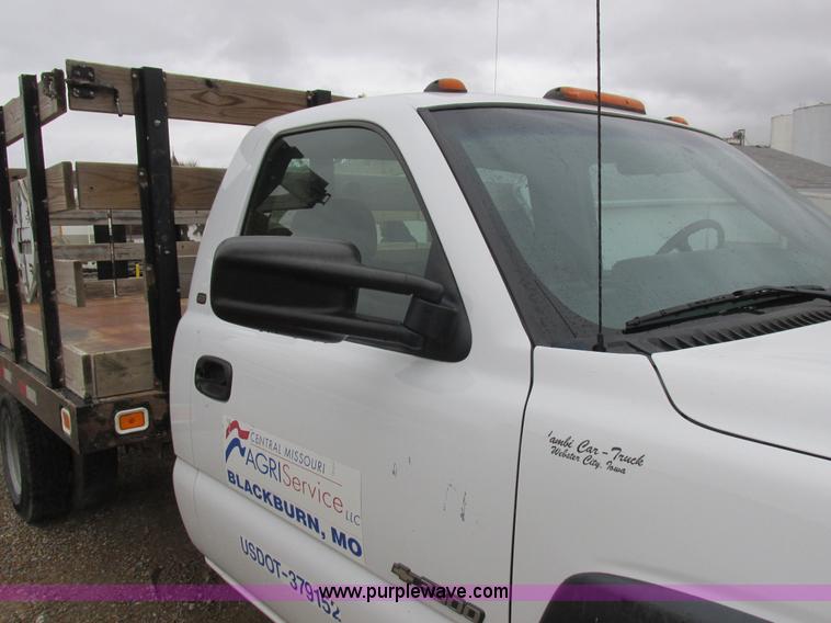 image for item L4131 2001 Chevrolet Silverado 3500 flatbed pickup truck