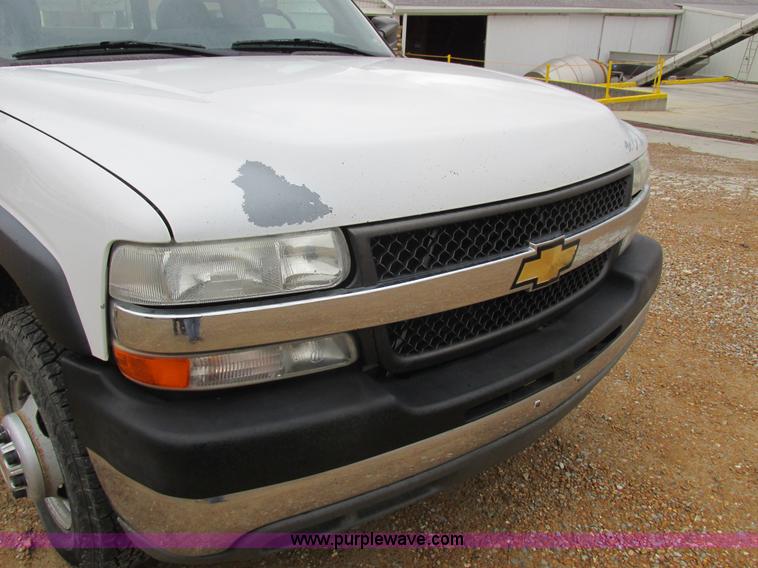 image for item L4131 2001 Chevrolet Silverado 3500 flatbed pickup truck
