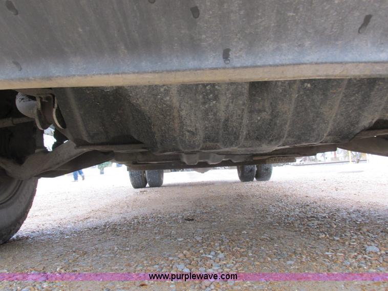 image for item L4131 2001 Chevrolet Silverado 3500 flatbed pickup truck