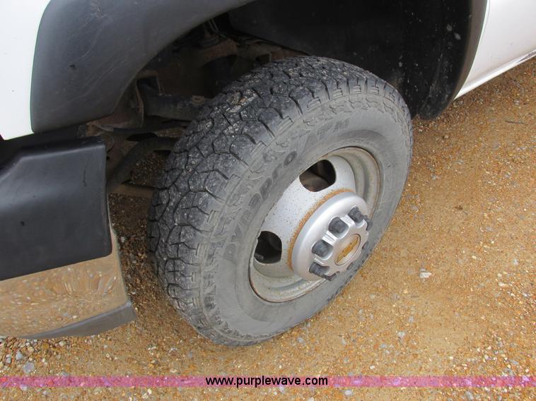 image for item L4131 2001 Chevrolet Silverado 3500 flatbed pickup truck