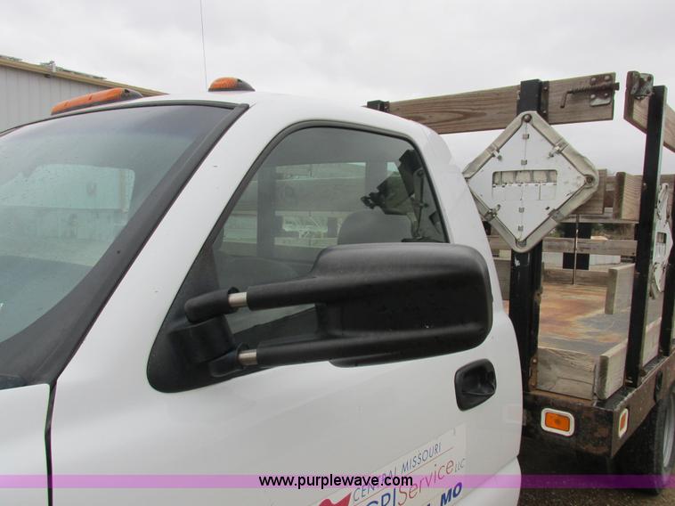 image for item L4131 2001 Chevrolet Silverado 3500 flatbed pickup truck