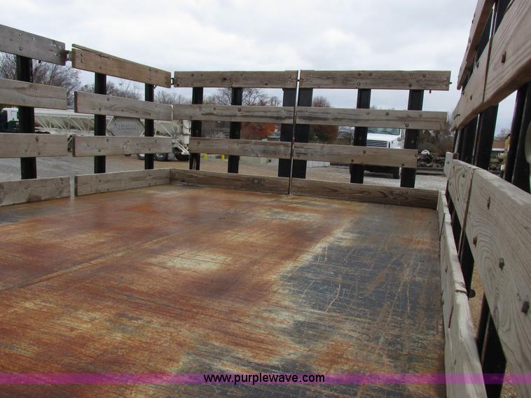 image for item L4131 2001 Chevrolet Silverado 3500 flatbed pickup truck