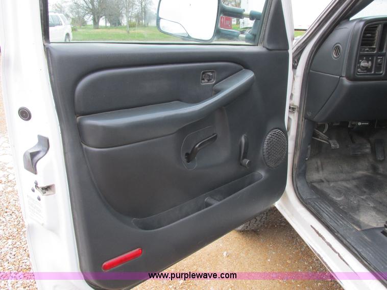 image for item L4131 2001 Chevrolet Silverado 3500 flatbed pickup truck