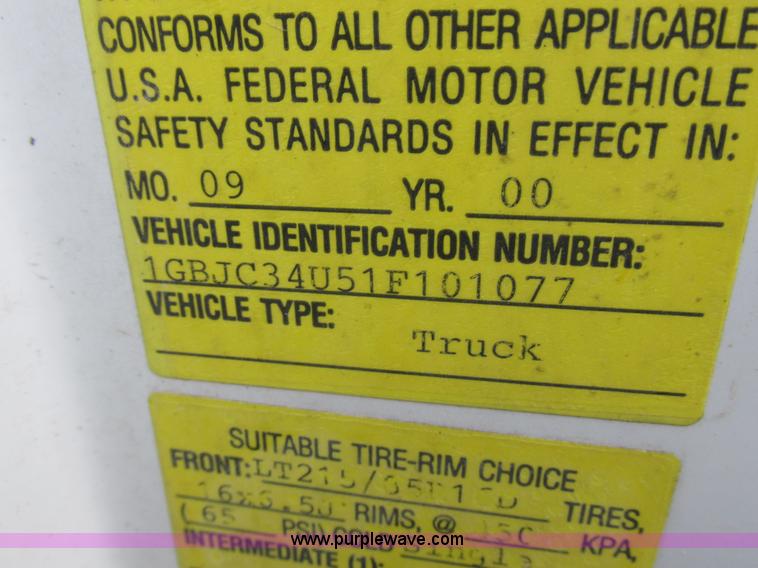 image for item L4131 2001 Chevrolet Silverado 3500 flatbed pickup truck