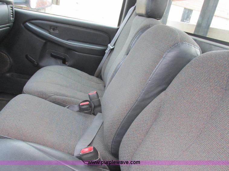 image for item L4131 2001 Chevrolet Silverado 3500 flatbed pickup truck