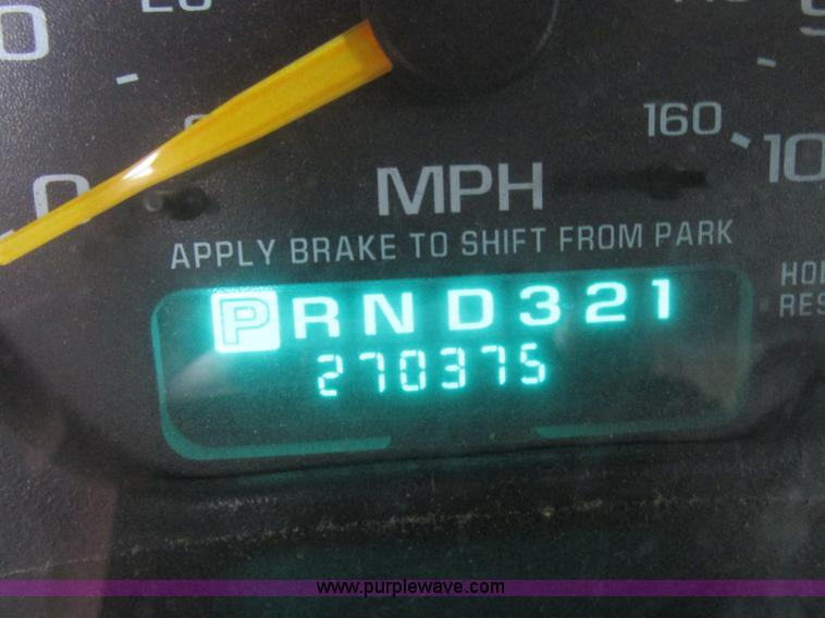 image for item L4131 2001 Chevrolet Silverado 3500 flatbed pickup truck