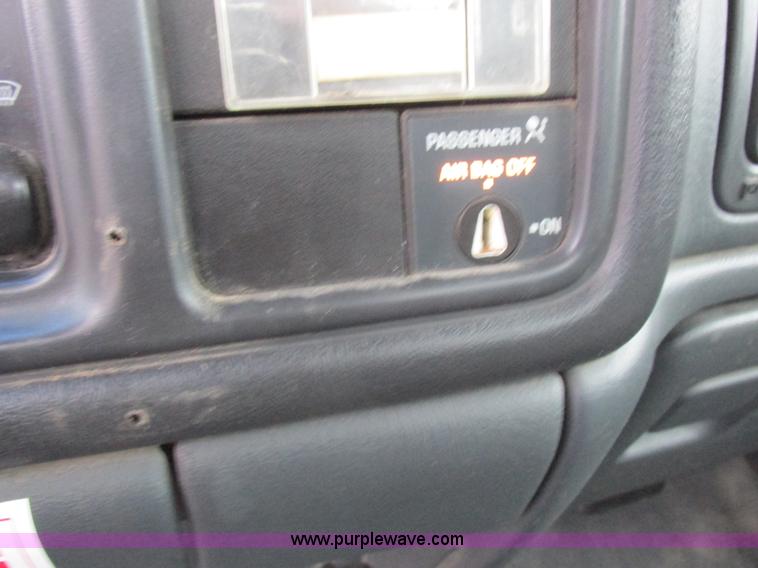 image for item L4131 2001 Chevrolet Silverado 3500 flatbed pickup truck