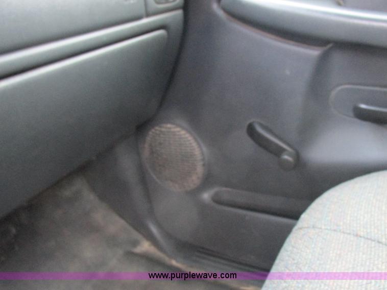 image for item L4131 2001 Chevrolet Silverado 3500 flatbed pickup truck