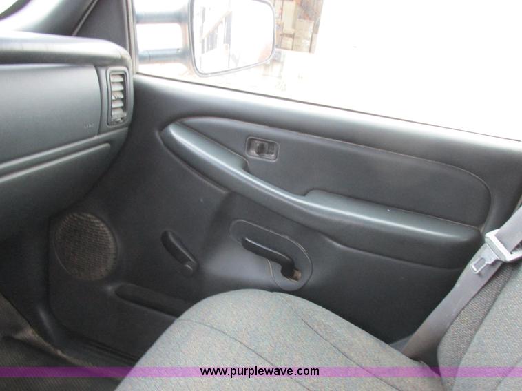 image for item L4131 2001 Chevrolet Silverado 3500 flatbed pickup truck