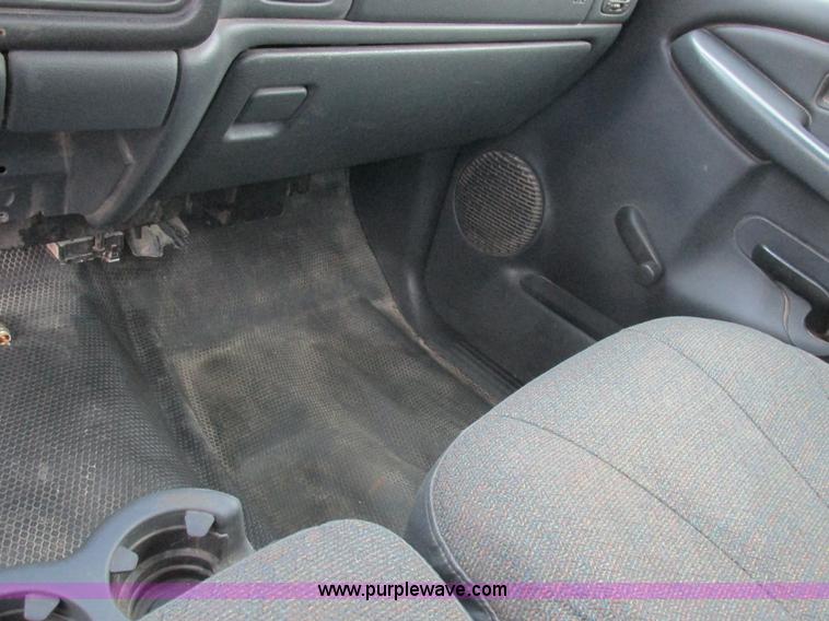 image for item L4131 2001 Chevrolet Silverado 3500 flatbed pickup truck