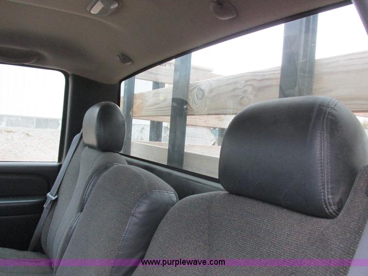 image for item L4131 2001 Chevrolet Silverado 3500 flatbed pickup truck