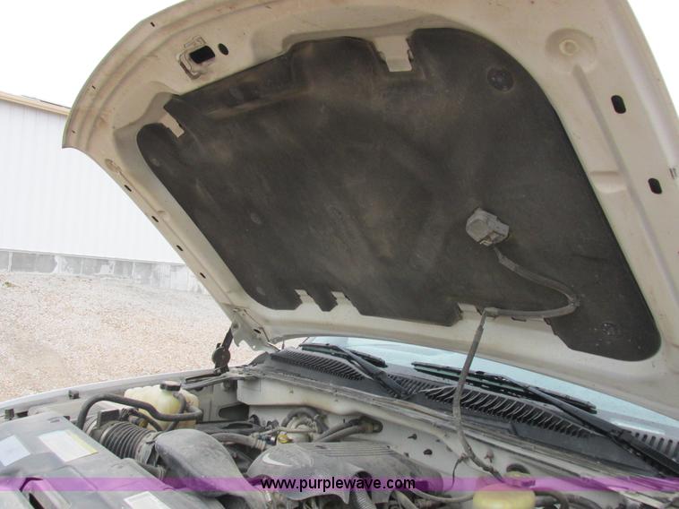 image for item L4131 2001 Chevrolet Silverado 3500 flatbed pickup truck