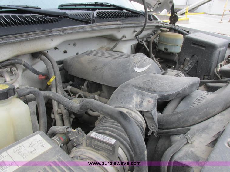 image for item L4131 2001 Chevrolet Silverado 3500 flatbed pickup truck