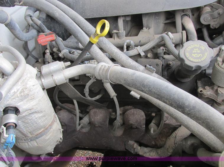 image for item L4131 2001 Chevrolet Silverado 3500 flatbed pickup truck