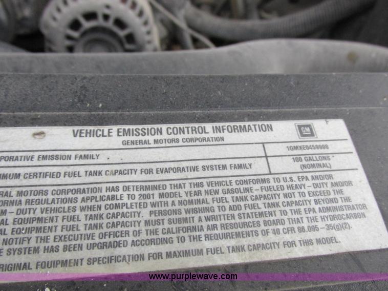 image for item L4131 2001 Chevrolet Silverado 3500 flatbed pickup truck