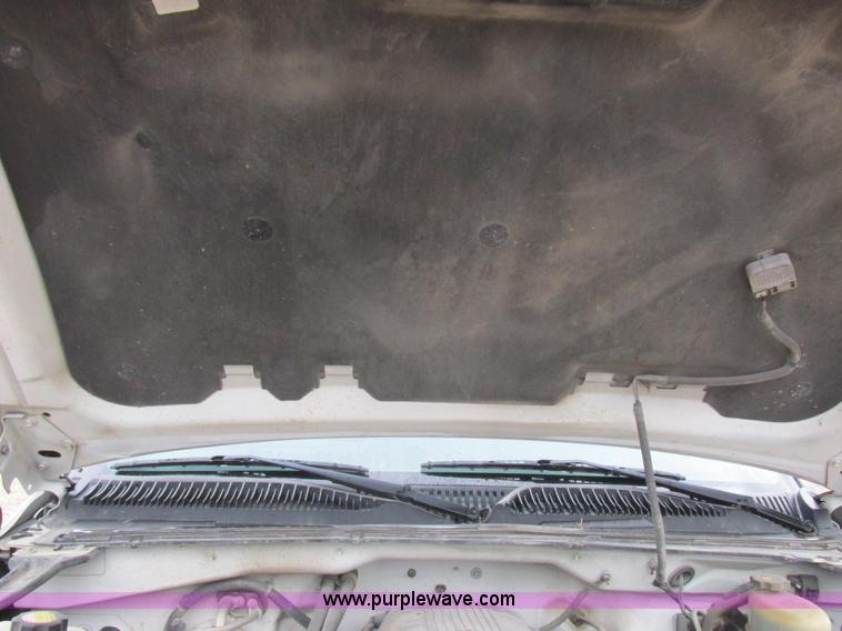 image for item L4131 2001 Chevrolet Silverado 3500 flatbed pickup truck