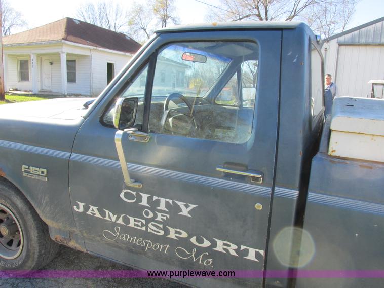 image for item L4136 1991 Ford F150 pickup truck