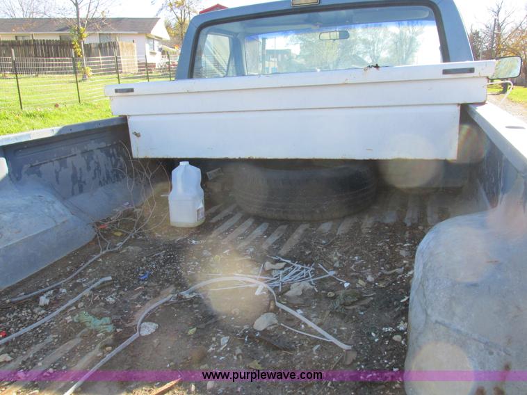 image for item L4136 1991 Ford F150 pickup truck