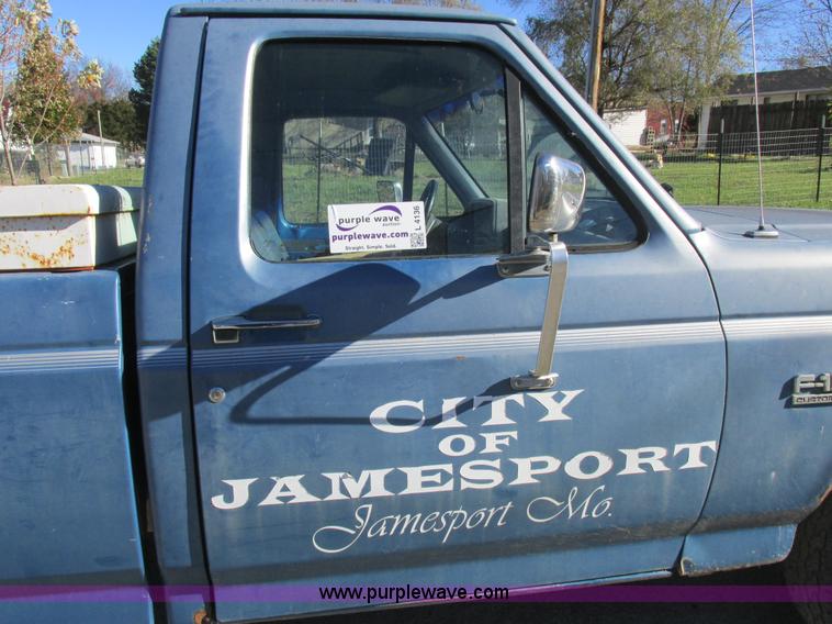 image for item L4136 1991 Ford F150 pickup truck