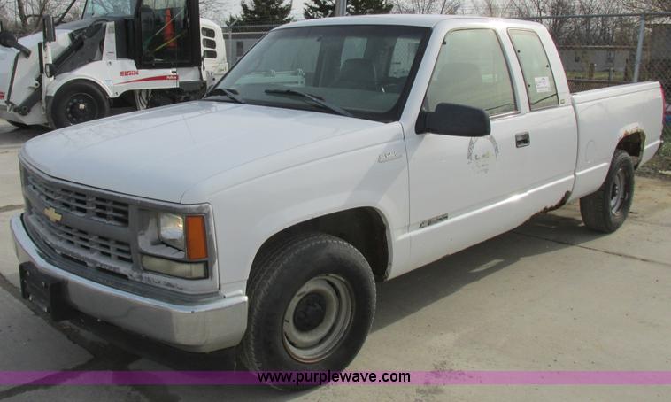 image for item L4146 1998 Chevrolet Silverado 1500 pickup truck